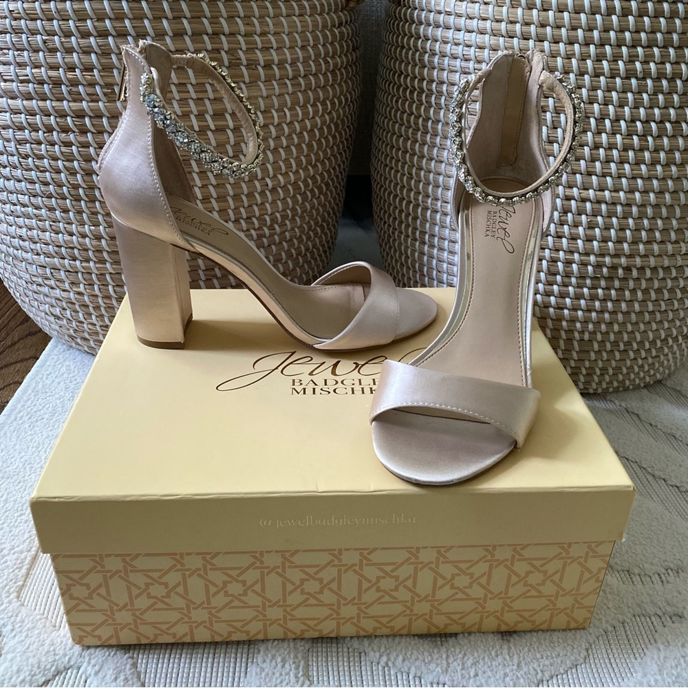 Jewel Badgley Mischka Louise Ankle Strap Sandal Champagne Satin Heels size 7.5